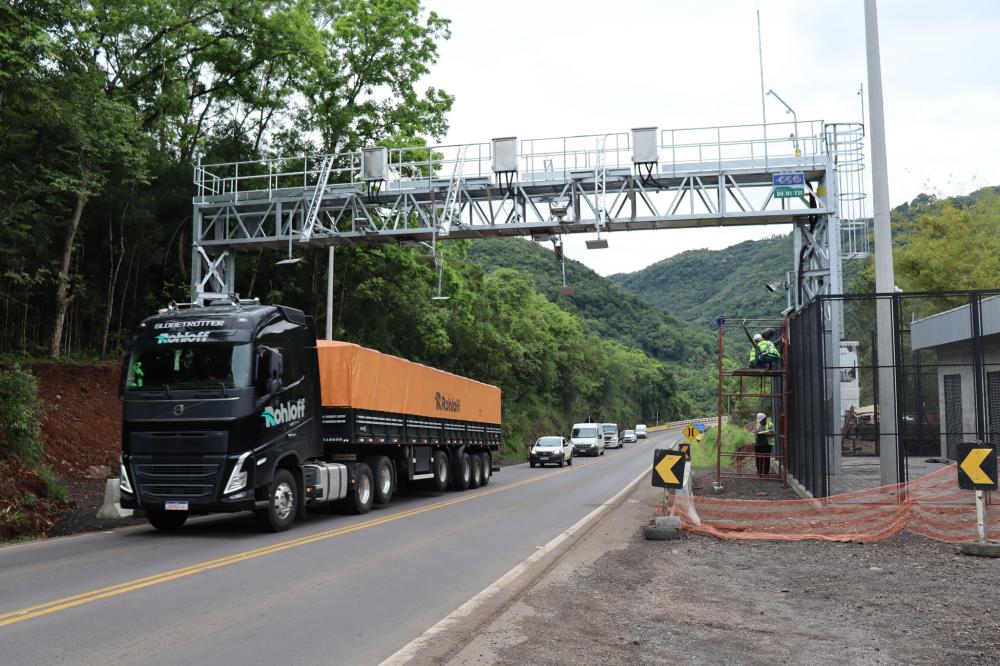 Primeiro pórtico do free flow já foi instalada no km 108,2 da ERS-122. Cobranças no trecho iniciam em 1º de dezembro de 2023. Crédito: Fabrício Braga Nunes/CSG, divulgação
