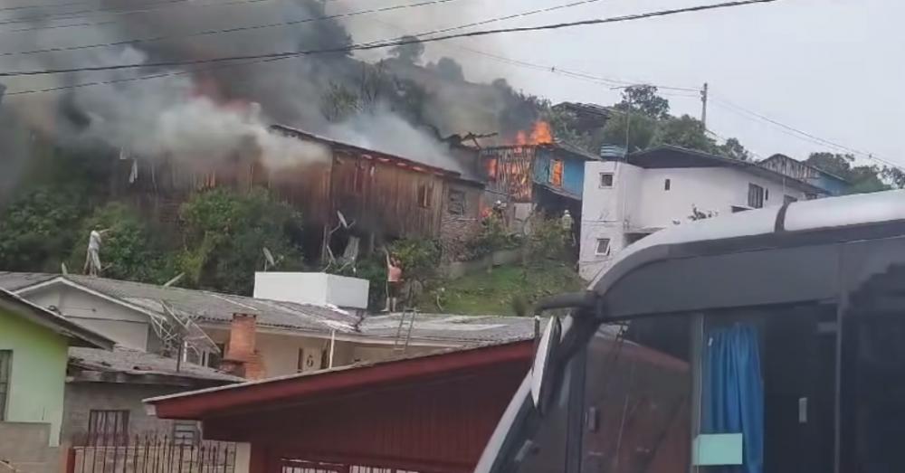 As quatro casas atingidas pelo fogo eram de madeira. Crédito: Reprodução/Portal Leouve 