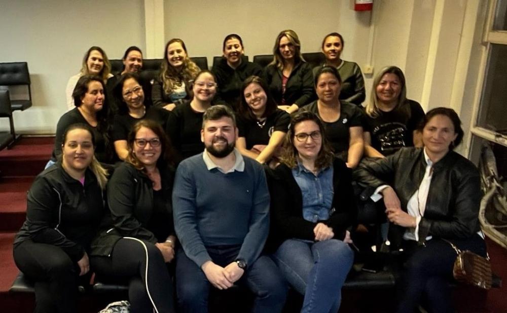 Registro do encontro do vereador com o grupo de profissionais da educação. Crédito: Reprodução/Redes sociais