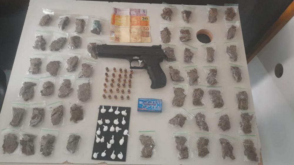 Dupla é flagrada compartilhando cigarro de maconha no bairro Pomarosa