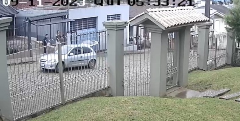 O sequestro ocorreu por volta das 07h, na Rua José Onzi, no bairro São Cristóvão, quando homens invadiram um ônibus escolar e o levaram. Crédito: Divulgação