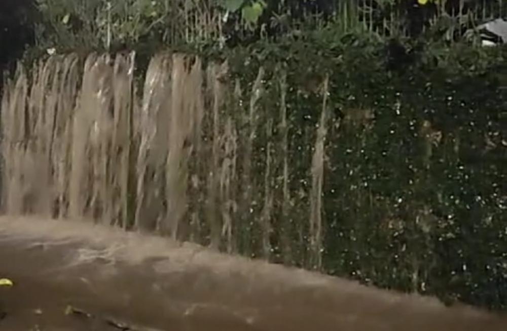 Rompimento de adutora no bairro Humaitá pode causar falta de água em diversas localidades