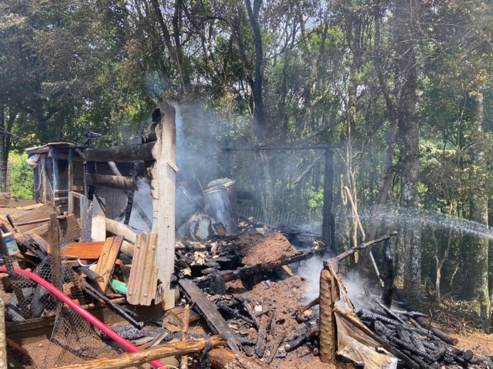 Incêndio destrói galpão no interior de Farroupilha