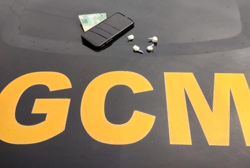 Mulher é presa por tráfico de drogas no bairro Juventude