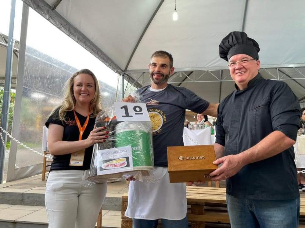 Homem come mais de 150 tortéis em duas horas durante concurso