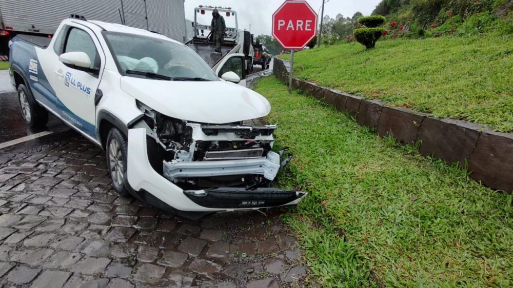 Acidente é registrado na BR 470, próximo ao trevo da Chandon