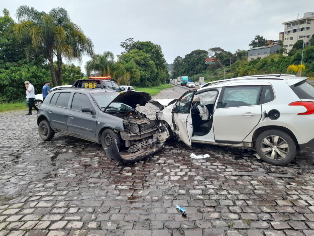 Acidente de trânsito deixa duas pessoas feridas na BR 470, em Bento Gonçalves