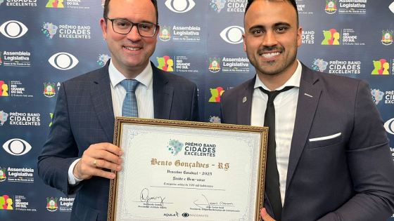 Prefeito Diogo Siqueira e Secretário Gilberto Junior foram nesta segunda-feira, 13, receber o Prêmio Band Cidades Excelentes. Crédito: Divulgação