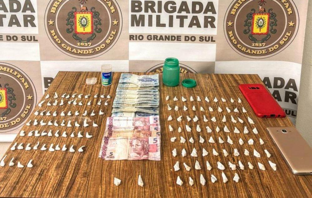 Dupla é presa com porções de crack e cocaína em Farroupilha