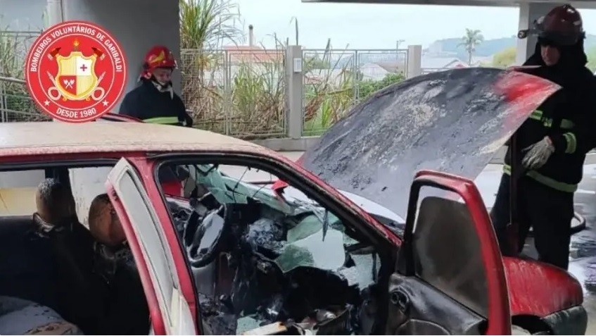 Carro é consumido parcialmente pelo fogo em Garibaldi