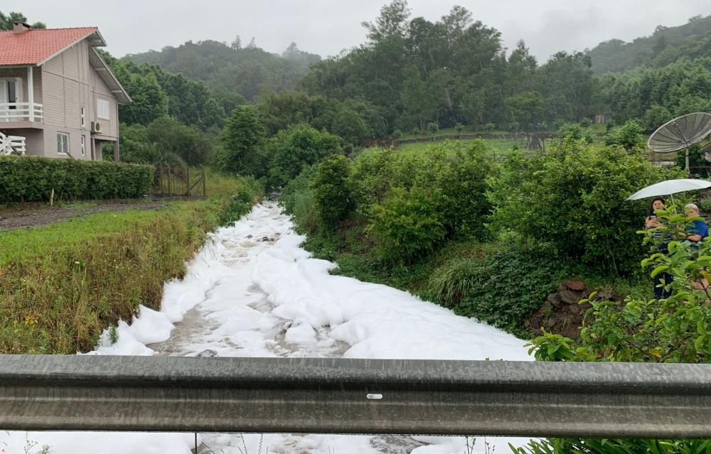 Espuma tóxica toma conta de arroio no Vale dos Vinhedos em Bento