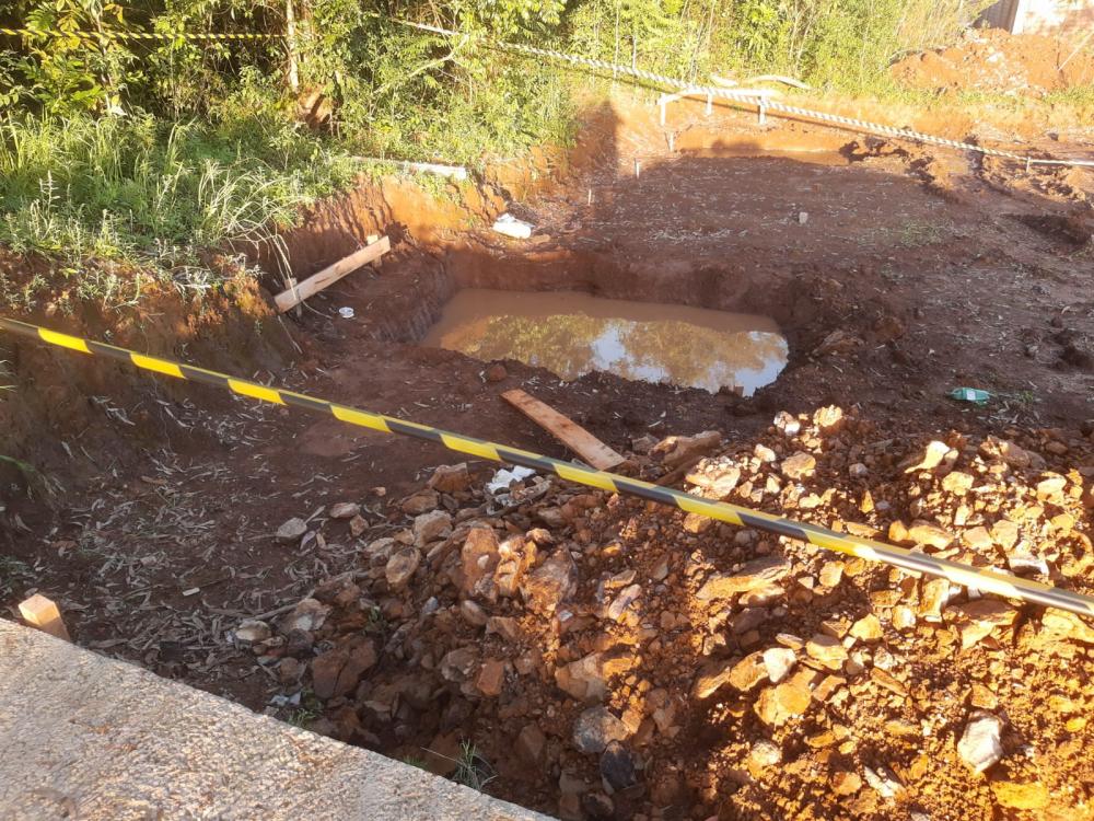 Delegado afirma que menino que morreu afogado não caiu em buraco