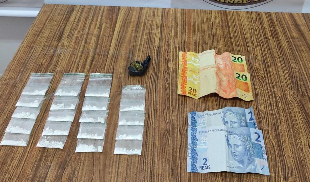 Indivíduo é preso com porções de cocaína e maconha em Farroupilha