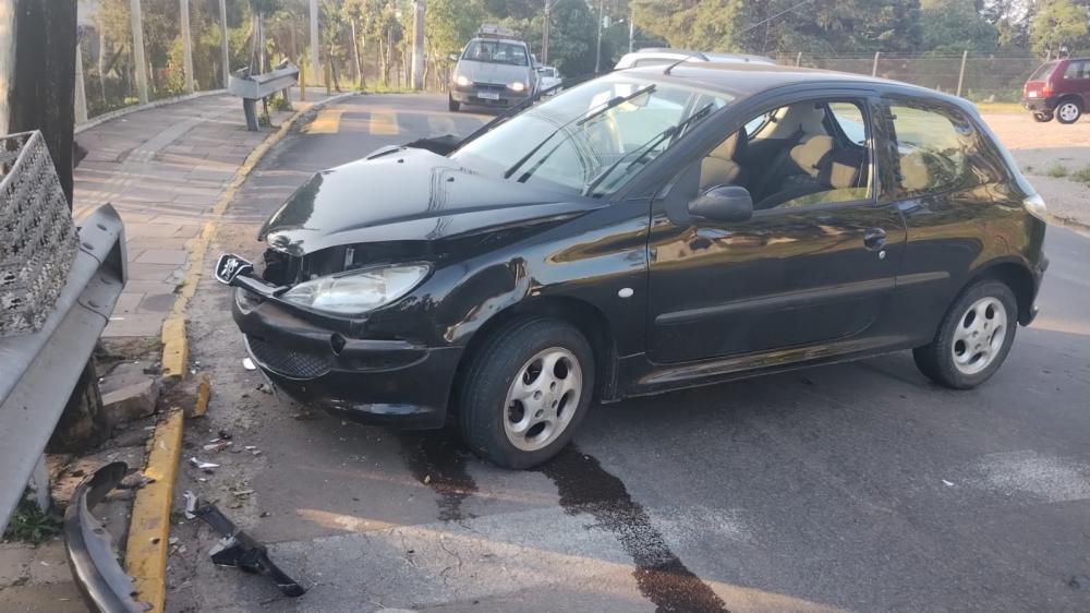 Veículo colide contra poste no bairro Tamandaré, em Garibaldi