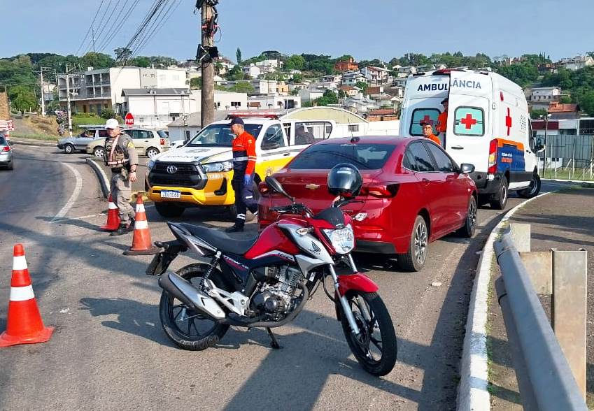 Acidente deixa motociclista ferido no acesso à Rodovia dos Romeiros, em Farroupilha