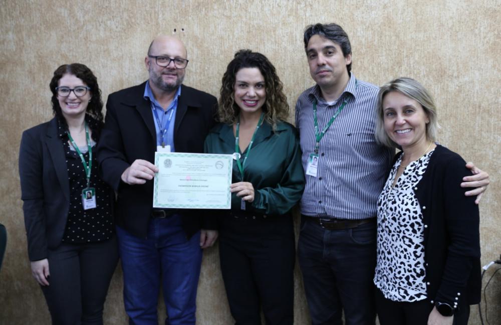 Thompsson Didone (de óculos) recebeu seu diploma no gabinete da direção do IFRS