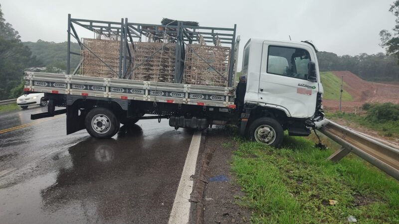 Colisão é registrada em frente ao Posto do Avião, na BR 470