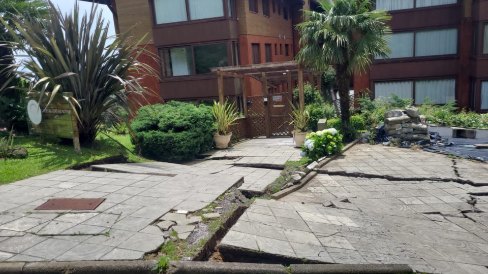 Fenda de 150 metros ameaça moradias e força evacuação de um bairro inteiro em Gramado