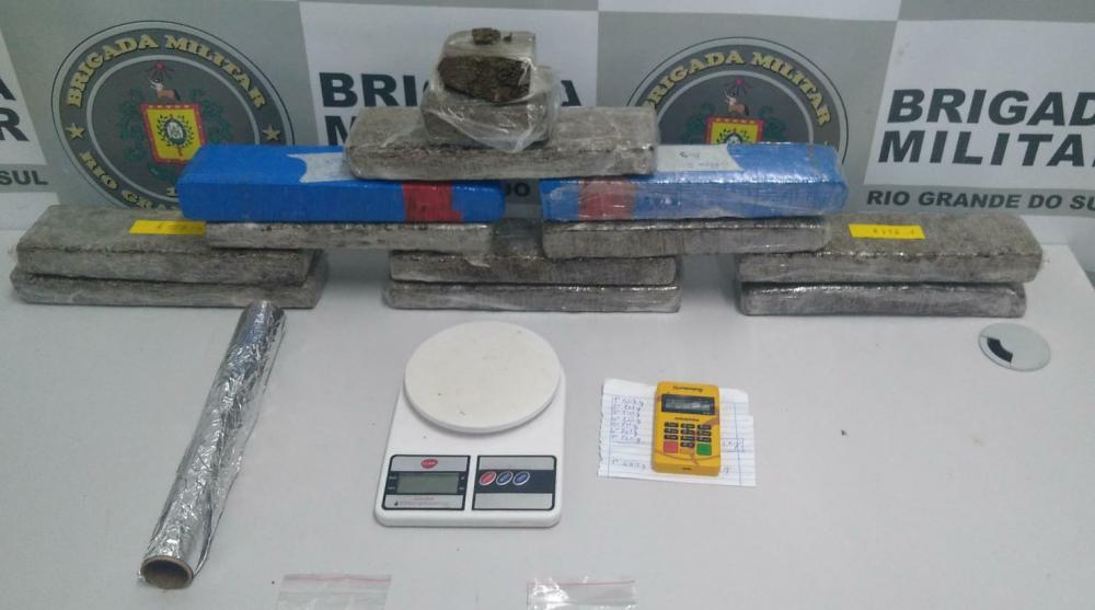 Homem é flagrado com tijolos de maconha e alucinógenos
