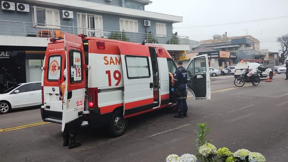 Acidente entre motocicleta e carro deixa dois feridos em Bento Gonçalves