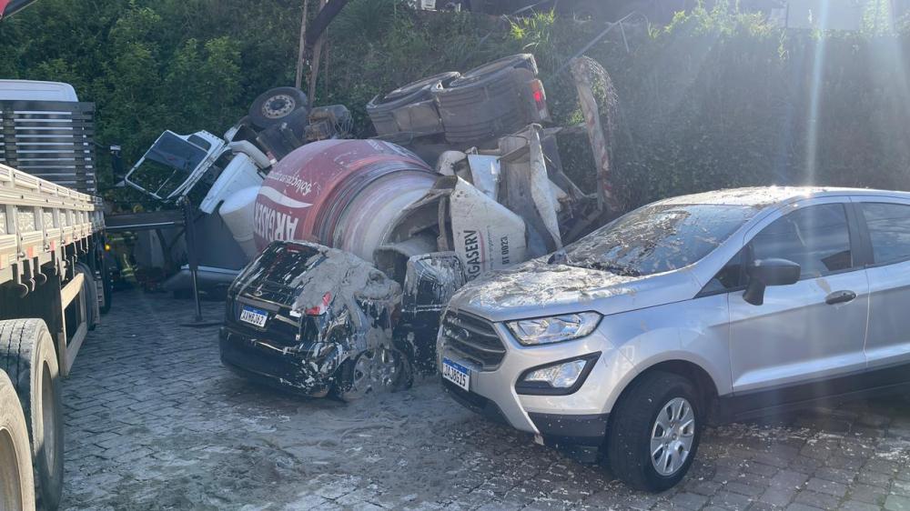 Caminhão cai em pátio de posto de gasolina e destrói três veículos em Bento Gonçalves