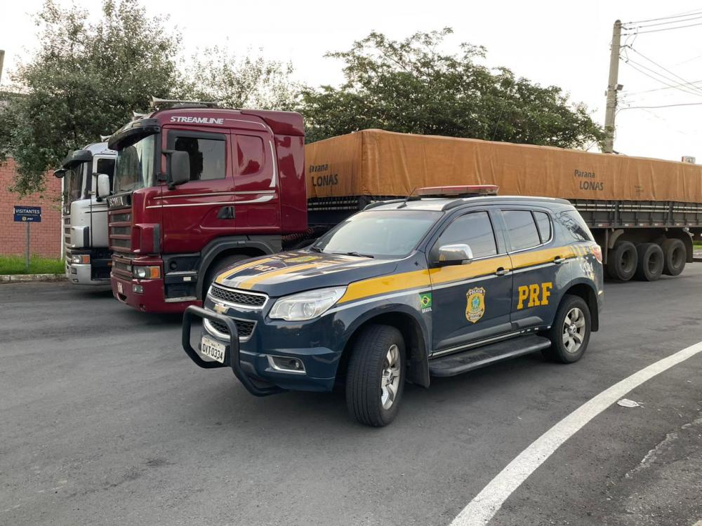 Homens são flagrados contrabandeando pneus do Paraguai