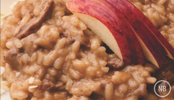 Risoto de filé mignon com purê de maçã e lascas de amêndoas