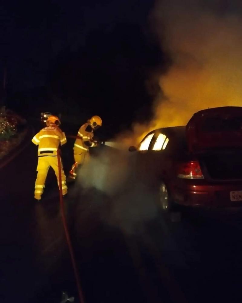 Veículo é tomado pelas chamas no interior de Pinto Bandeira