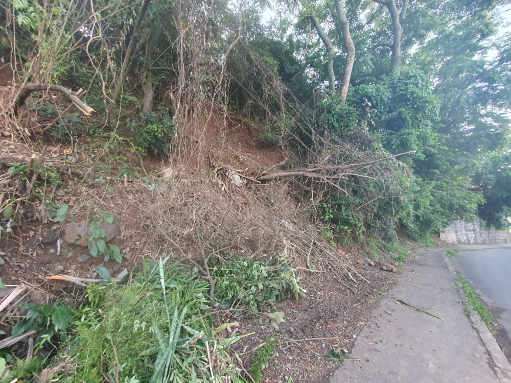 Parte de barranco no bairro São Francisco desmorona em Bento Gonçalves
