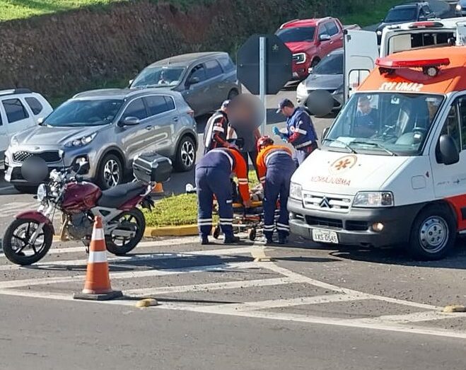 Motociclista fica ferido em colisão no trevo da Santa de Caravaggio, em Farroupilha