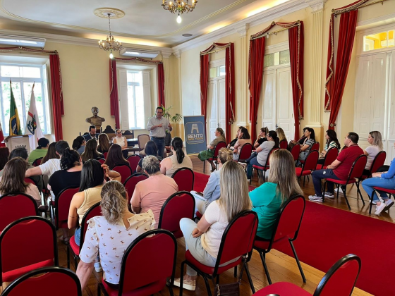 Prefeito se reuniu com as diretoras das escolinhas particulares para esclarecer as dúvidas que estavam gerando conflitos entre elas e a SMED. Crédito: Divulgação