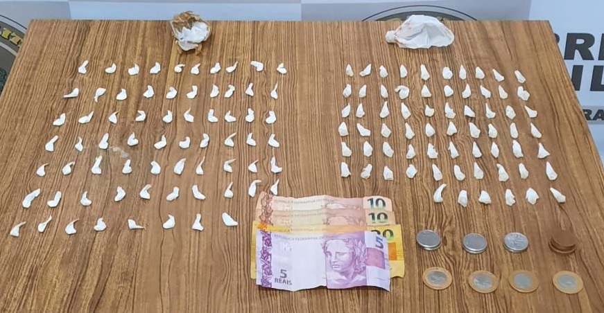 Homem é preso com porções de crack e cocaína em Farroupilha