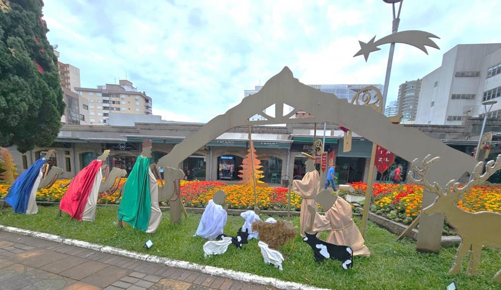 Comerciantes reclamam que a decoração não atraiu a comunidade para o Centro - Fotos: NB Notícias