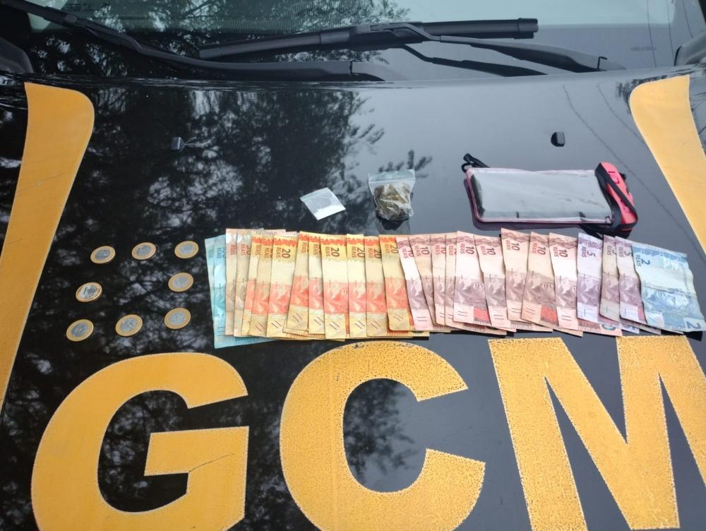 Jovem é preso por tráfico de drogas no bairro Planalto