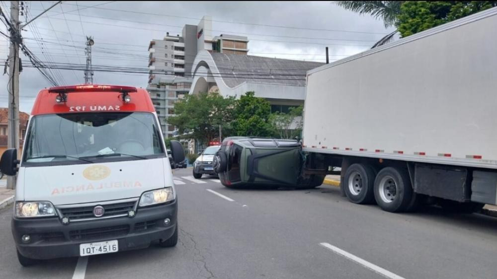 Acidente entre dois veículos deixa duas pessoas feridas em Farroupilha