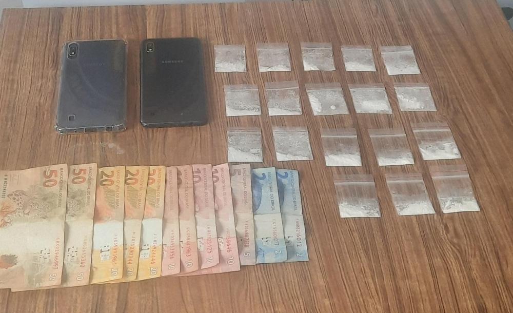 Homem é preso e menor é apreendido por tráfico de drogas em Farroupilha
