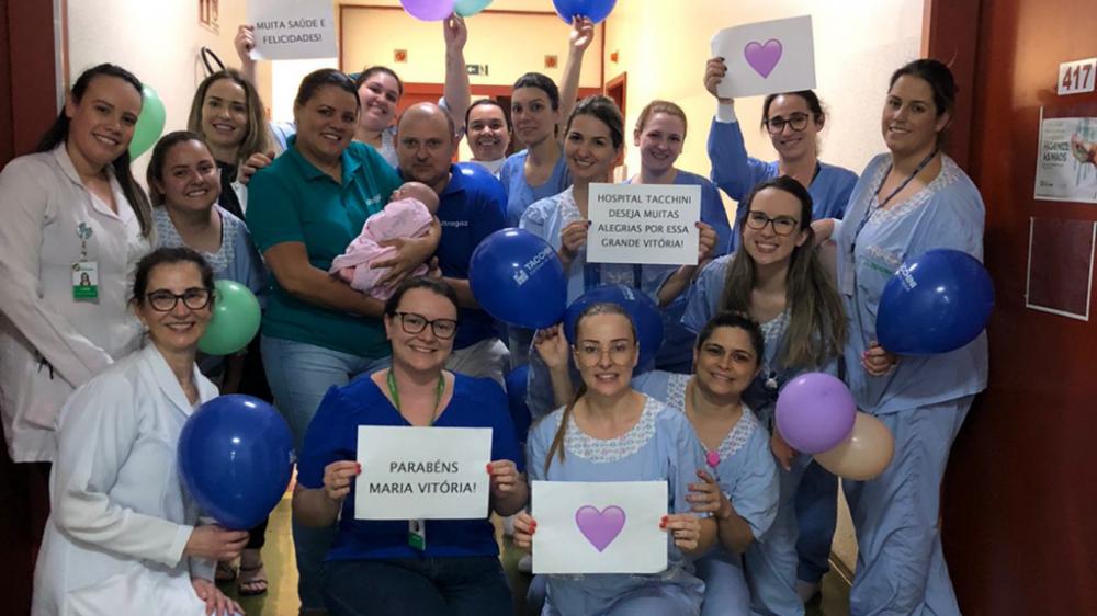 A pequena Maria Vitória, filha de Cristiane de Souza Viana e Orlando Boakoski, tornou-se símbolo de resiliência e superação ao receber a alta hospitalar após quase 5 meses de intensos cuidados. Créditos: Divulgação