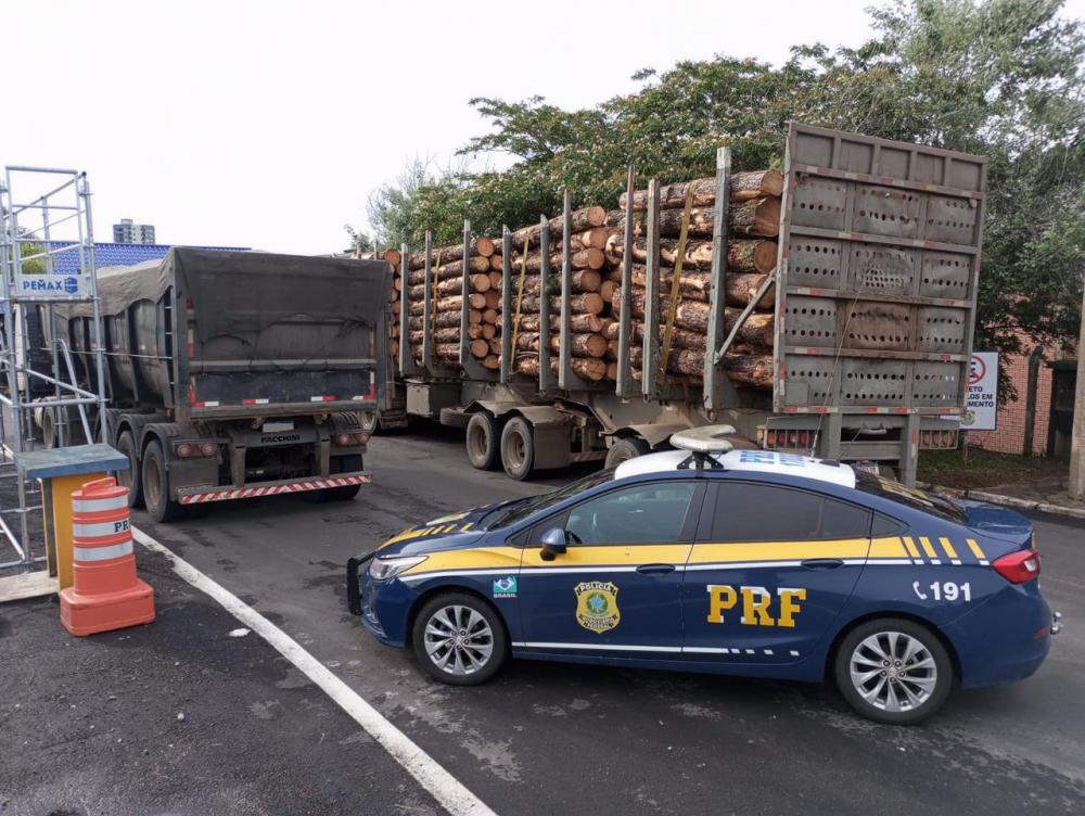 PRF flagra dois caminhões com excesso de peso na BR-470