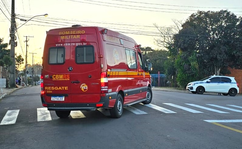 Acidente entre automóvel e motocicleta deixa duas pessoas feridas em Bento