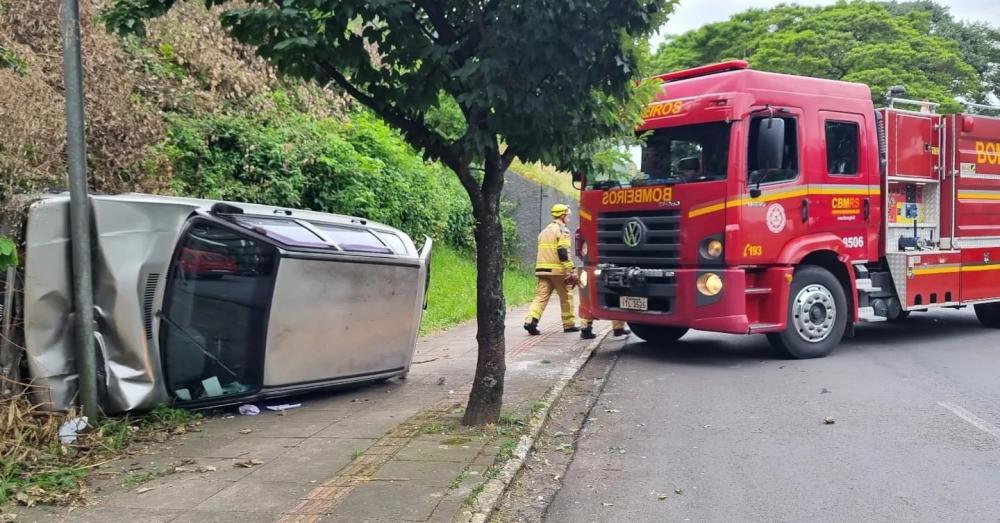 Tombamento de veículo deixa um ferido em Bento Gonçalves