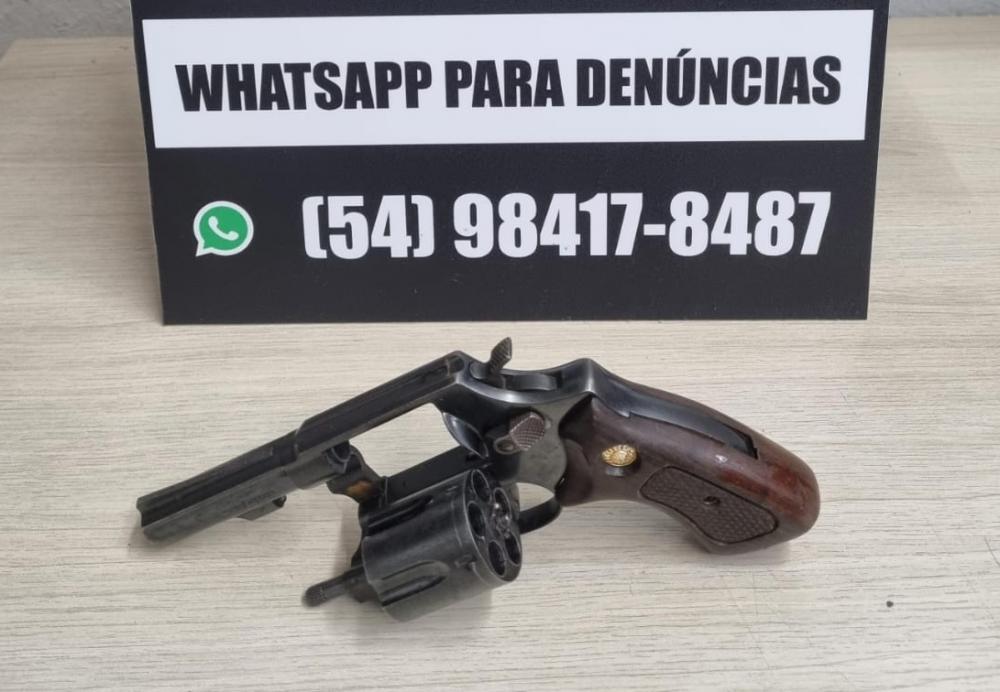Indivíduo é preso por posse ilegal de arma de fogo no bairro Juventude da Enologia