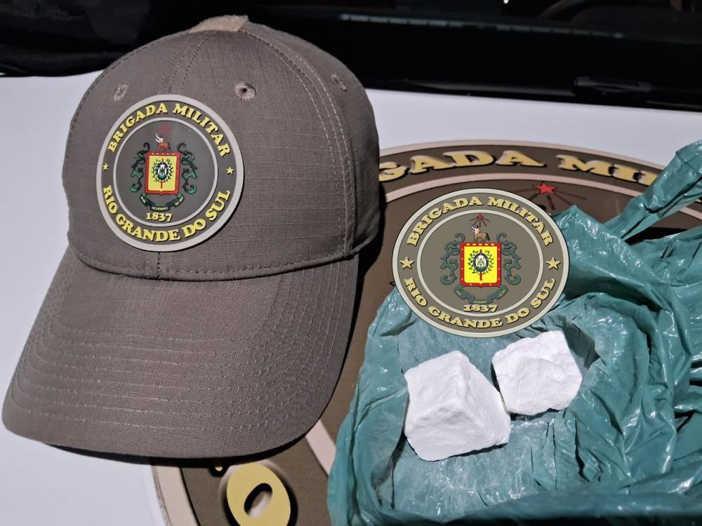 Brigada Militar efetua prisão de mulher por tráfico de drogas em Carlos Barbosa