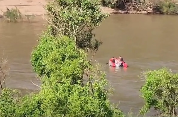 Homem é resgatado após colchão inflável virar no Rio das Antas
