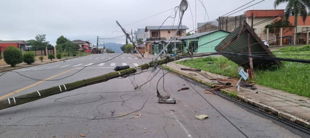 Carro bate em poste e deixa moradores do São Roque sem luz em Bento