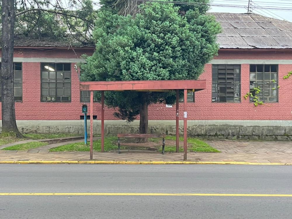 Prefeitura de Bento não consegue interessados para conserto de abrigos de ônibus da cidade