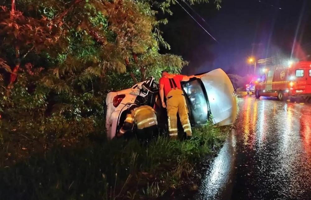 Motorista fica ferido após tombar veículo no Vale dos Vinhedos, em Bento Gonçalves
