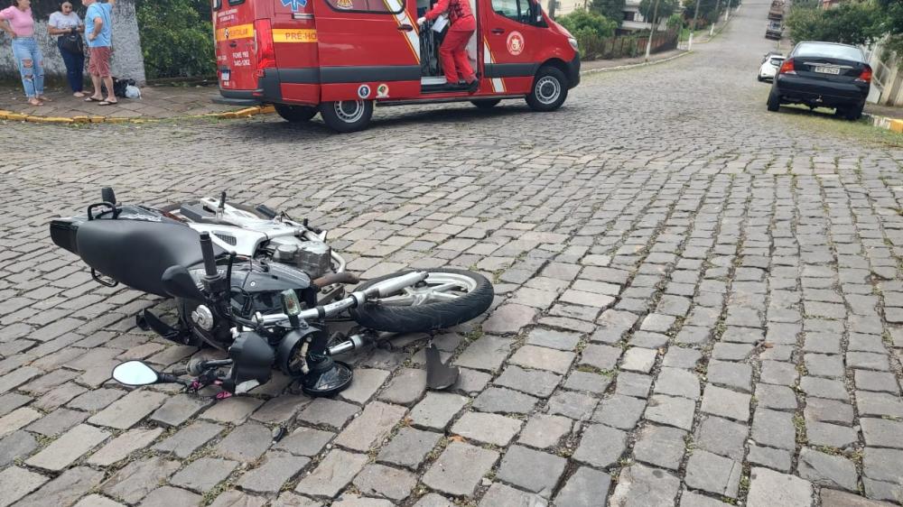 Acidente entre moto e carro é registrado no Centro de Garibaldi
