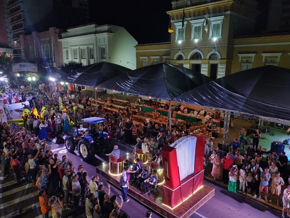 Após fiasco do Natal, Prefeitura busca voluntários para o Desfile da Vindima