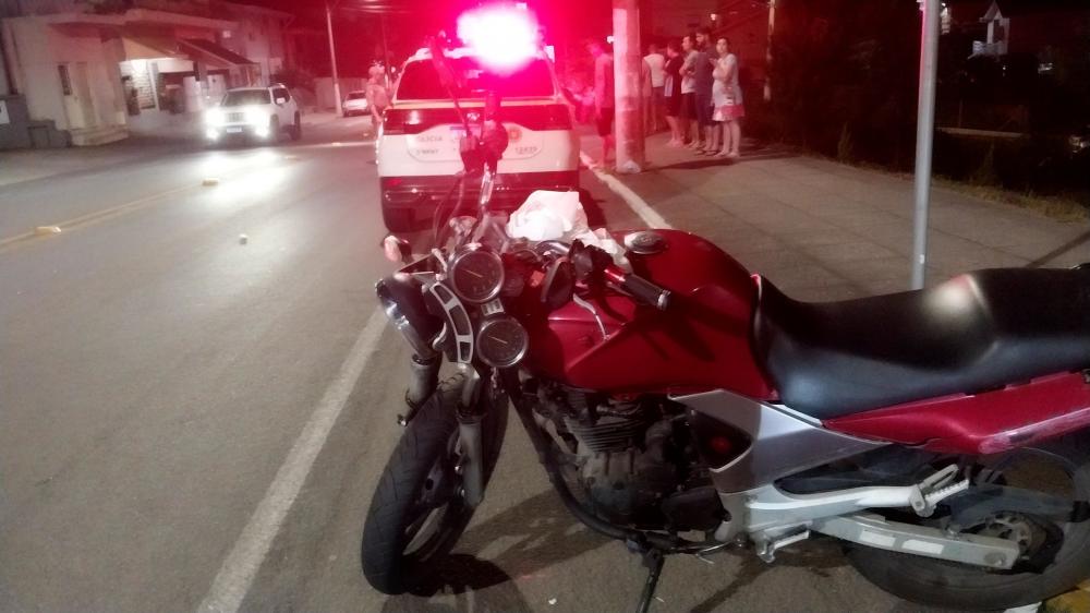 Motociclista fica ferido em acidente e motorista foge sem prestar socorro
