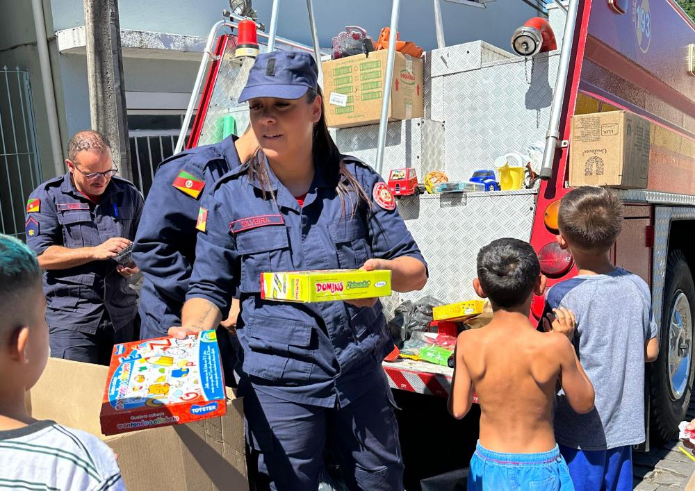 Natal: Bombeiros de Bento fazem a alegria de crianças do Municipal